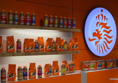 Looks like the logo of the Dutch national foofball organization. What will be in the ‘bidons’?